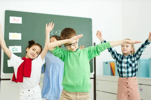 Милые Школьники Повседневной Одежде Танцуют После Урока Классе Наслаждаясь Перерывом — стоковое фото