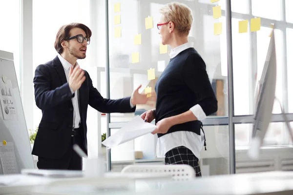 Selbstbewusster Manager Formalwear Sharing Und Beweist Seinen Standpunkt Zum Bericht — Stockfoto