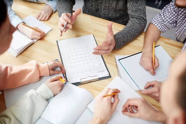 Mains Enseignant Des Étudiants Faculté Économie Lors Discussion Des Données — Photo