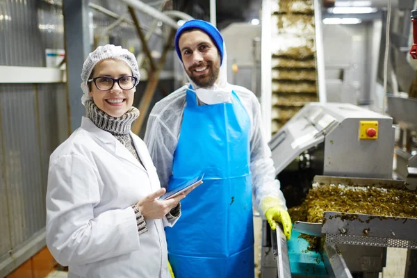 Succesvolle Werknemers Van Zeevruchten Producerende Fabriek Uniforme Kijken Naar Camera — Stockfoto