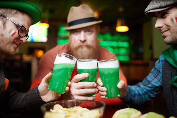 Freundliche Männer Die Mit Biergläsern Auf Schüssel Mit Kartoffelchips Anstoßen — Stockfoto