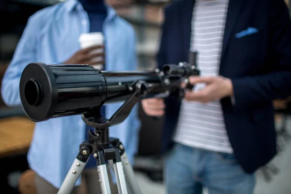 Professional Telescope Tripod Two Young Men Going Use — Stock Photo, Image