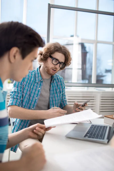 Deux Jeunes Comptables Contemporains Lisent Des Documents Lors Préparation Rapport — Photo