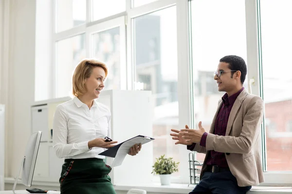 Två Samtida Finansiärer Med Talk Office Och Diskutera Finansiella Papper — Stockfoto