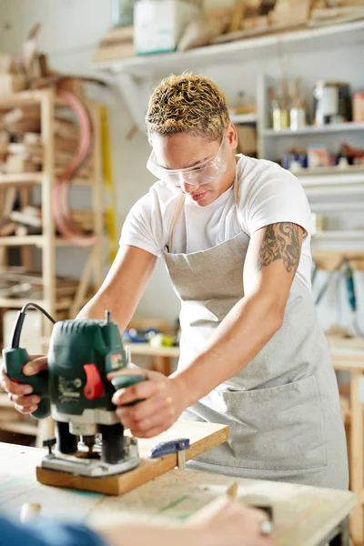 Timmerman Beschermende Brillen Met Behulp Van Grinder Voor Het Polijsten — Stockfoto