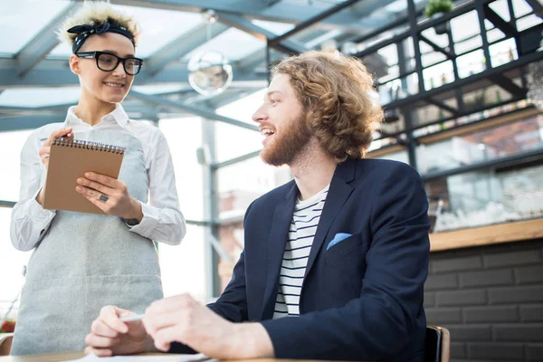 Glad Ung Anställd Beställer Hans Favorit Drink Eller Måltid Café — Stockfoto