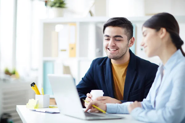 Glad Affärsman Med Dryck Och Hans Kollega Titta Laptop Skärm — Stockfoto