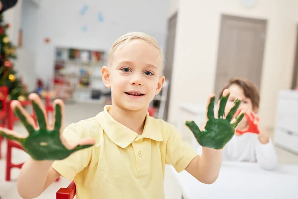 Niño Pequeño Con Palmas Verdes Divirtiéndose Mientras Hace Impresiones Manos —  Fotos de Stock