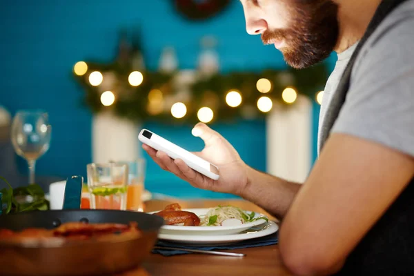 Ung Samtida Man Textilen Smartphone Över Måltid Plattan Middagen — Stockfoto