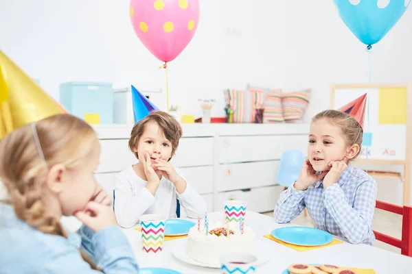 Niedliche Kleine Freunde Geburtstagskappen Festlichen Tisch Mit Leckerem Kuchen Der — Stockfoto