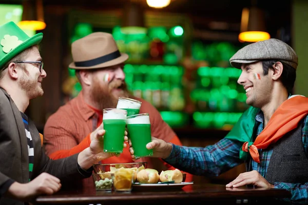 Amistosos Hombres Irlandeses Con Cerveza Pasando Tiempo Pub Después Emisión — Foto de Stock