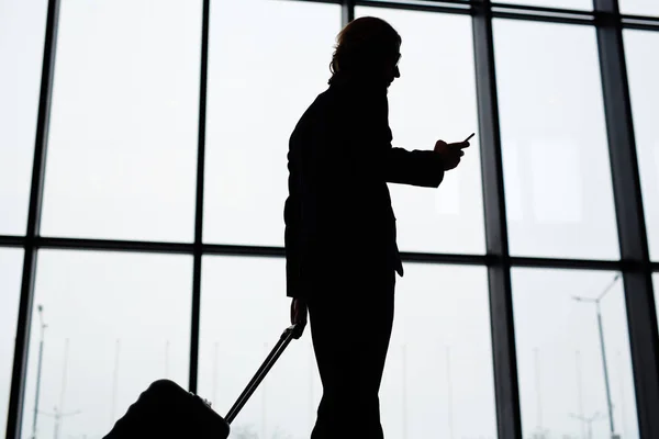 Esboço Viajante Movendo Longo Aeroporto Com Mala Mensagens Smartphone — Fotografia de Stock