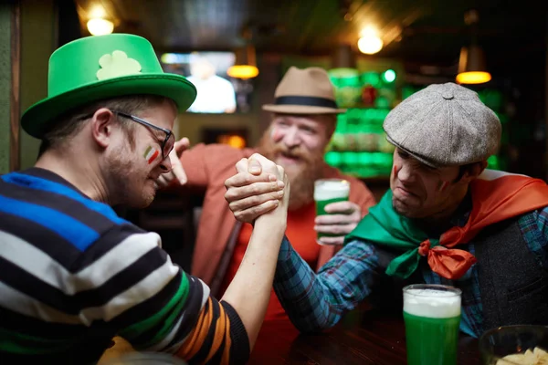 Sayaç Pub Yakınındaki Oturarak Onların Arkadaşı Ile Bar Üzerinde Güçlü — Stok fotoğraf