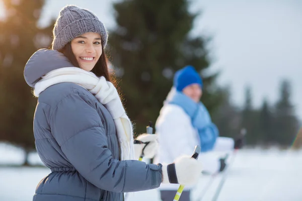 アクティブな Winterwear の公園でトレーニングしながらカメラ目線でかなり若いスキーヤー — ストック写真