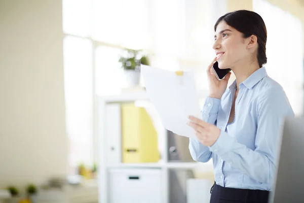 Drukke Jonge Agent Manager Spreken Aan Client Smartphone Een Uitleg — Stockfoto