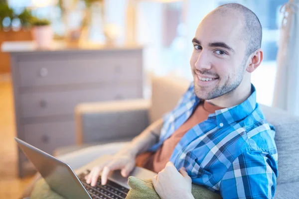 Young Man Casualwear Relaxing Leisure Laptop While Searching Net Watching — Stock Photo, Image