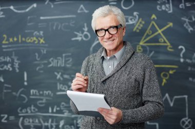 Blackboard yazılı formüllerle tarafından duruyordu gözlük gri saçlı öğretmen