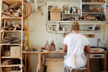 Tarafından işyeri güdük koltukta oturan genç çağdaş esnaf arkadan görünüm