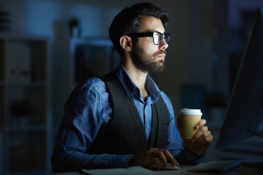 Bilgisayar monitörünüzün önünde karanlıkta çalışma kahve cam ile işadamı