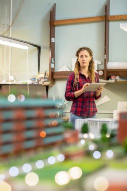 Şehir düzeni tasarımı net yeni mimari eğilimleri için arama yaparken seyir touchpad ile genç uzman