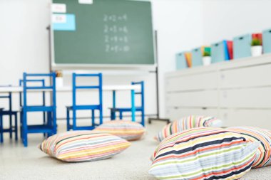 Boş yere yumuşak çizgili yastık ile modern okul sınıfta