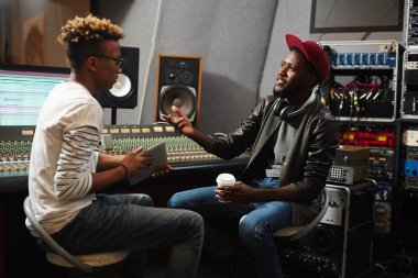 Genç rapçi ses kayıt operatörü hakkında onun fikir açıklayan onun müzik ses gerekir