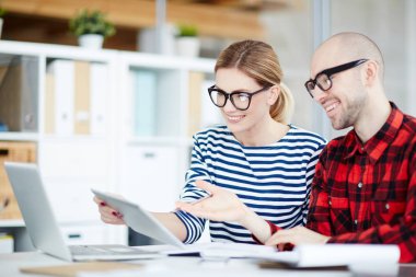 Süre izlerken ve video konferansı tartışırken dokunmatik ekran bakarak iki genç analistler