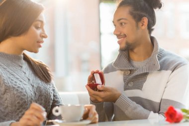 Genç kadın nişan yüzüğü kutusunda bakarak onun erkek arkadaşı tarafından düzenlenen ona evlenme teklif eden