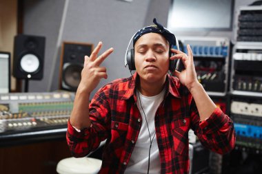 Genç kadın DJ müzik ve sesler Studio zevk kulaklık