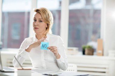 Ofisinde bir şey yapmak için etiket olumsuzlama yasaklayan ile işkadını