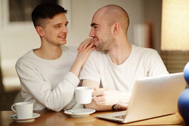 Sakin homoseksüel erkekler başka bir boş tablo tarafından konuşurken arıyorum