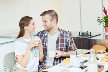 Konuşmayı tarafından sunulan tablo evde kahvaltı sırasında çay ile genç sevdalı Çift