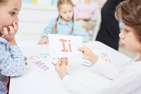 Crianças Pequenas Inteligentes Aprendendo Alfabeto Inglês Lição Menino Mostrando Cartão — Fotografia de Stock