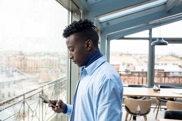 Afro Américain Gars Textos Dans Son Smartphone Tout Tenant Par — Photo