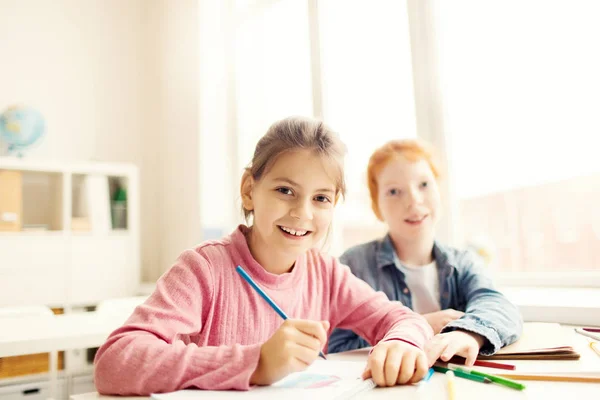 Glückliches Kleines Mädchen Mit Buntstiftzeichnung Mit Ihrer Schulfreundin Der Nähe — Stockfoto