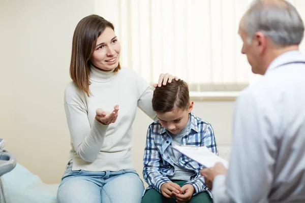 Mujer Joven Hablando Con Médico Hijo Durante Cita Médica Hospital —  Fotos de Stock