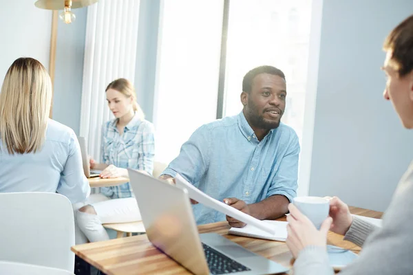 Jonge Ondernemers Papieren Vergadering Bespreken Terwijl Hun Vrouwelijke Collega Werken — Stockfoto