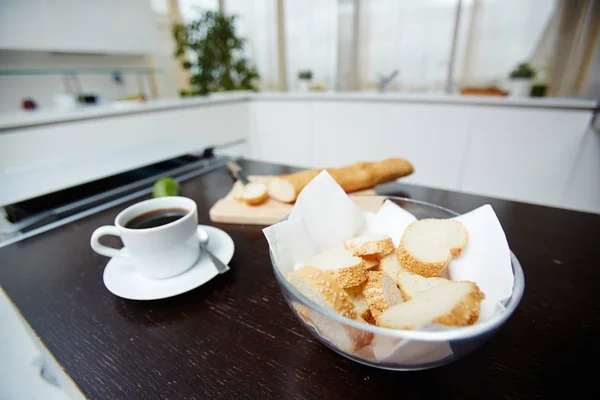 Rebanadas Baguette Trigo Fresco Con Sésamo Tazón Taza Café Negro —  Fotos de Stock