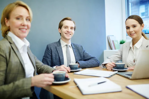 Team Framgångsrika Ledare Sitter Arbetsplats Kontoret Och Tittar Dig — Stockfoto