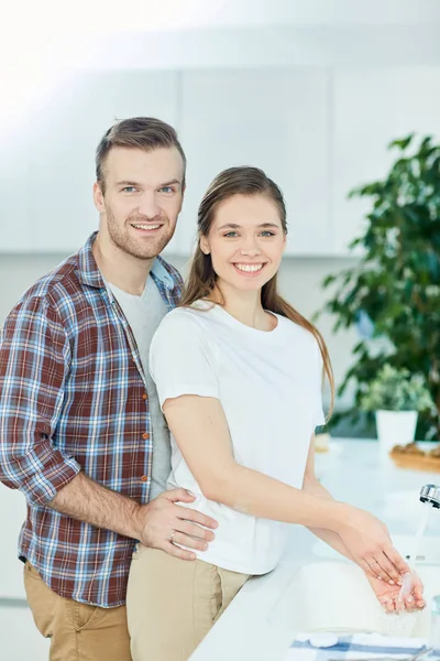 Liebevolles Ehepaar Blickt Lächelnd Die Kamera Der Küche — Stockfoto