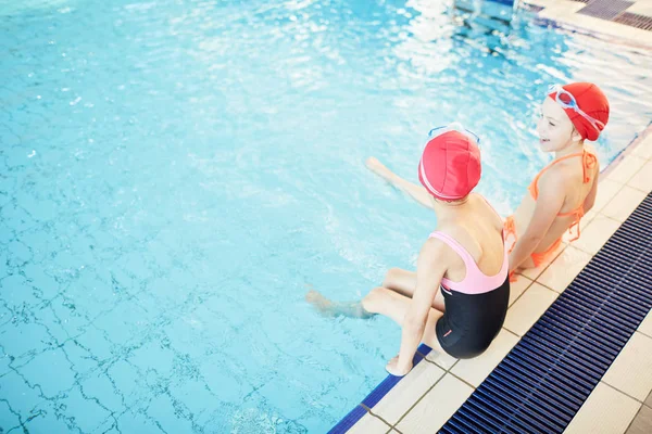 Colegialas Felices Despreocupadas Pasando Tiempo Libre Piscina Disfrutando Ella —  Fotos de Stock