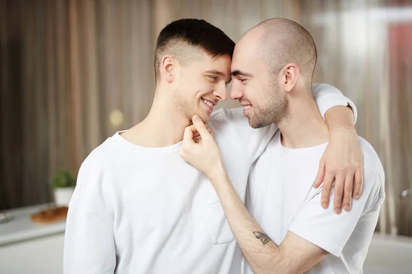 Jóvenes Felices Abrazándose Mientras Miran Con Sonrisas Tocándose Cabeza — Foto de Stock