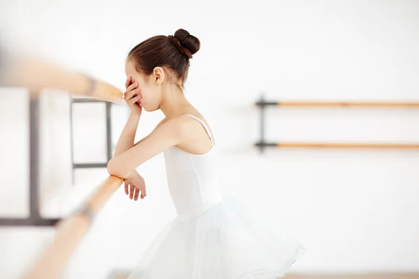 Verdrietig Meisje Ballet Jurk Huilen Door Houten Balken Tijdens Les — Stockfoto