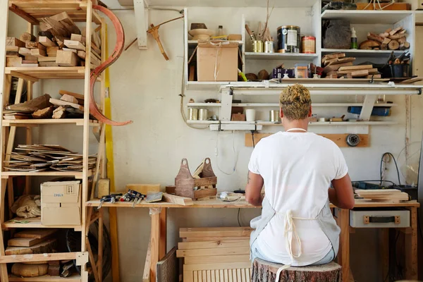 Tarafından işyeri güdük koltukta oturan genç çağdaş esnaf arkadan görünüm