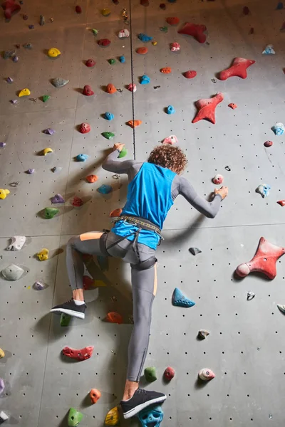 Junger Sportler Hält Sich Leisten Kletterwand Fest Während Sicherungsseil Hängt — Stockfoto