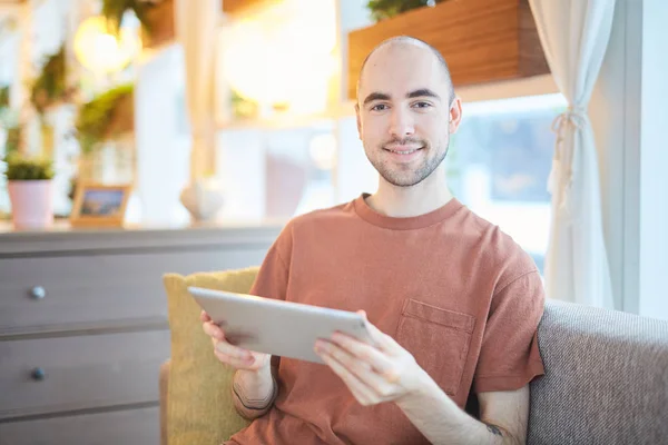 Aantrekkelijke Jongeman Shirt Ontspannen Het Café Thuis Met Tablet — Stockfoto