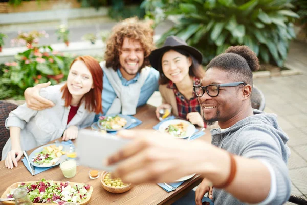 African American Guy Smartphone Making Selfie Him His Friends Festive — Stock Photo, Image