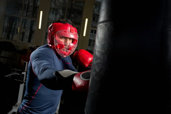 Boxer Moderno Chutando Saco Perfuração Ginásio Esportivo Durante Treinamento — Fotografia de Stock