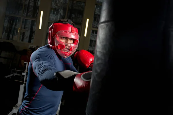 Boxer Moderne Coup Pied Sac Boxe Dans Salle Sport Pendant — Photo