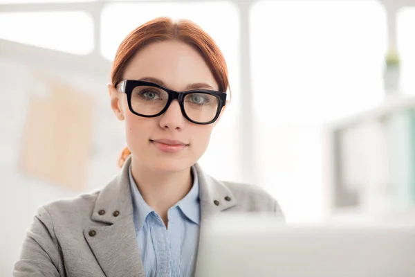 Atractivo Joven Gerente Anteojos Mirando Cámara Durante Trabajo Oficina —  Fotos de Stock